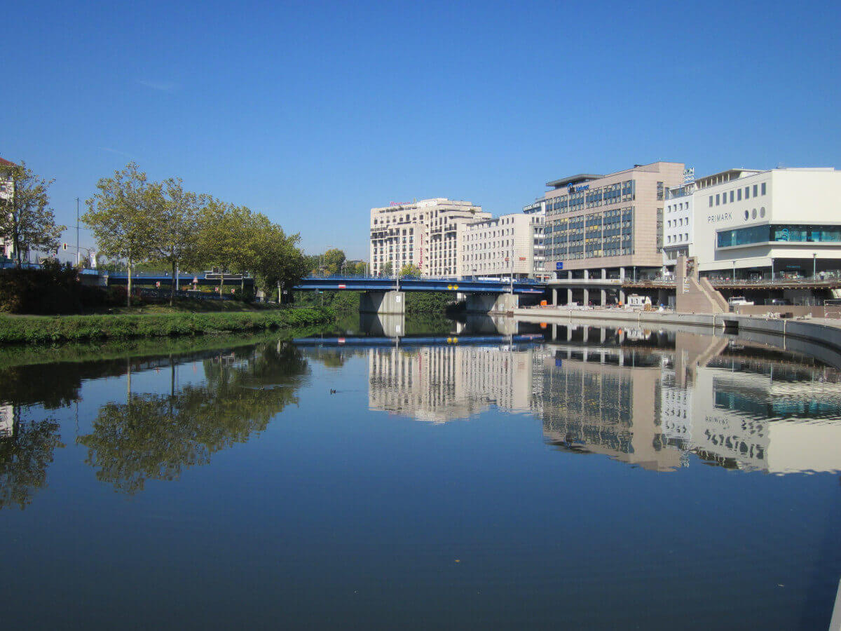 Saarbrücken mit Blaue Brücke, Stadtzentrum und Spiegelung an der Saar
